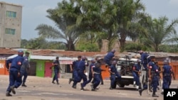 Intervention de la police lors des manifestations contre la modification de la loi électorale, le 29 janvier 2015 à Kinshasa.