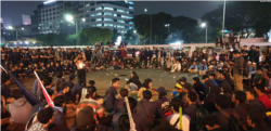 Ribuan mahasiswa berunjuk rasa menolak RKUHP dan pelemahan KPK di depan Gedung DPR, Kamis, 19 September 2019. (Foto: VOA/Sasmito)