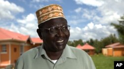 Le Kényan Malik Obama dans son village à Kogelo, pose pour la télévision américaine, le 4 novembre 2012.