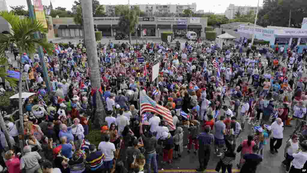 Membros da comunidade cubana juntam-se na rua Ocho, na área conhecida como &quot;Pequena Havana&quot; em Miami, Flórida (26 Nov 2016) &nbsp;