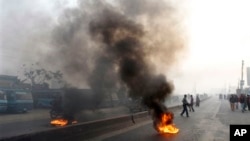 Para pendukung partai Islam Banglades, Jamaat-e-Islami, membakar ban bekas untuk memblokir lalu lintas dalam pemogokan umum di Dhaka, Bangladesh, 31 Januari 2013. (AP Photo/A.M. Ahad)