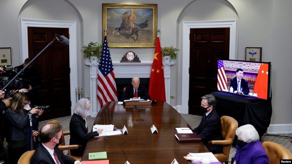 美国总统拜登与白宫国家安全顾问沙利文、国务卿布林肯和财政部长耶伦在白宫通过网络视频与中国国家主席习近平交谈。(2021年11月15日)(photo:VOA)