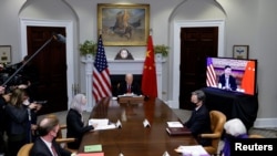 美国总统拜登与白宫国家安全顾问沙利文、国务卿布林肯和财政部长耶伦在白宫通过网络视频与中国国家主席习近平交谈。(2021年11月15日)