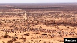 Une vue aérienne montre le centre de transit de Kabasa pour les personnes déplacées dans la ville de Dollow, le long de la frontière entre la Somalie et l'Éthiopie, le 30 août 2011. 
