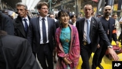 Burmese democracy icon Aung San Suu Kyi arrives at Gare du Nord train station, Paris, June 26, 2012.