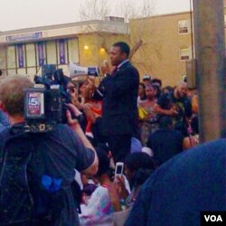 Yon gwoup etidyan ak fakilte te reyini sou campus Inivèsite Howard la nan Washington pou komemore memwa Trayvon Martin