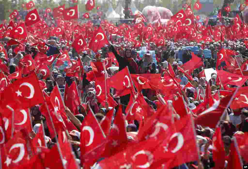 Turkish people take part in a Democracy and Martyrs&#39; Rally in Istanbul.