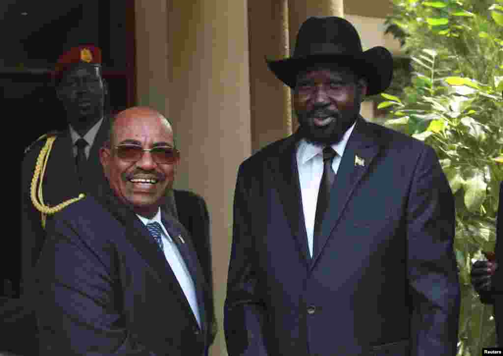 South Sudan&#39;s President Salva Kiir (r) welcomes his Sudanese counterpart Omar Hassan al Bashir outside his presidential office in Juba on Friday, April 12, 2013.