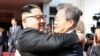 Le président sud-coréen Moon Jae-in, à droite, et le leader nord-coréen Kim Jong Un, lors de leur deuxième sommet, zone démilitarisée (DMZ), le 26 mai 2018.