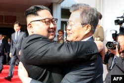 Shimoliy va Janubiy Koreya rahbarlari Kim Chen Un va Mun Jey In chegaragi Panmunjom qishlog'ida ko'rishdi, 26-may, 2018