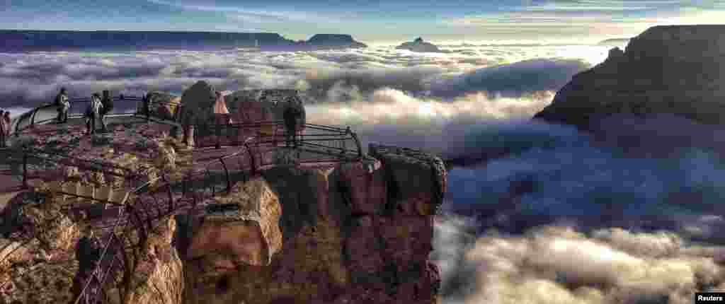 Kabut pekat menutupi kawasan taman nasional Grand Canyon bagian selatan di Grand Canyon, negara bagian Arizona, AS. 