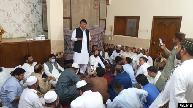 خیبر پختونخوا سے مسلم لیگ (ن) کے صدر امیر مقام کراچی کے حلقہ این اے 249 میں ضمنی انتخاب میں پارٹی امیدوار مفتاح اسماعیل کی انتخابی مہم چلا رہے ہیں۔