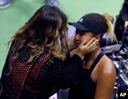 Naomi Osaka ak manman li, Tamaki Osaka apre li ranpote match final US Open nan.