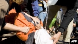 Протестующие демонстрируют использование «имитации утопления» перед министерства юстиции в Вашингтоне (архивное фото)