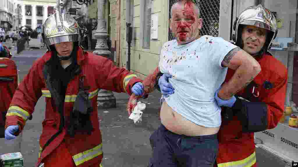 Un homme est emmené par des secouristes après avoir été blessé lors d&#39;affrontements après le match, le 11 juin 2016.