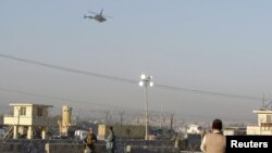 Helikopter NATO melintasi wilayah Jalalabad, Afghanistan (Foto: dok). Taliban menangkap sembilan warga sipil setelah helikopter mereka melakukan pendaratan darurat di kekuasaan militan tersebut si wilayah Azra, provinsi Logar (21/4).