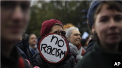 Los participantes portaban letreros que decían “Humanidad primero”, “Detener a AfD” y “Mi corazón late por la diversidad”.