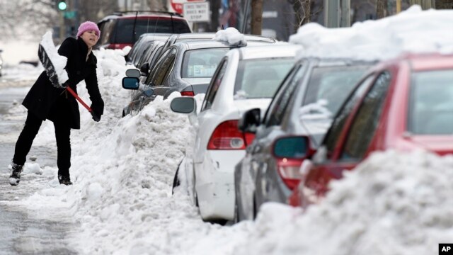 Las escuelas públicas y el gobierno federal permaneció cerrado el martes debido a la tormenta invernal.