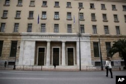 Trụ sở chính của Ngân hàng Hy Lạp tại trung tâm Athens. Việc lập lại yêu cầu đòi Đức bồi thường chiến tranh cũng được xem như là một lá bài mà Hy Lạp sử dụng.