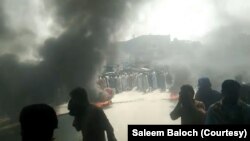 واقعے کے خلاف احتجاج کرتے ہوئے مقامی لوگوں نے ٹائروں کو آگ لگا کر سڑک بلاک کر دی۔