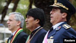 El presidente de Bolivia, Evo Morales (centro), junto a su vicepresidente Álvaro García Linera (izquierda) y el comandante de las Fuerzas Armadas, general Tito Gandarillas.