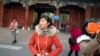 游人在北京大学入口拍照留念（2014年11月20日资料照）