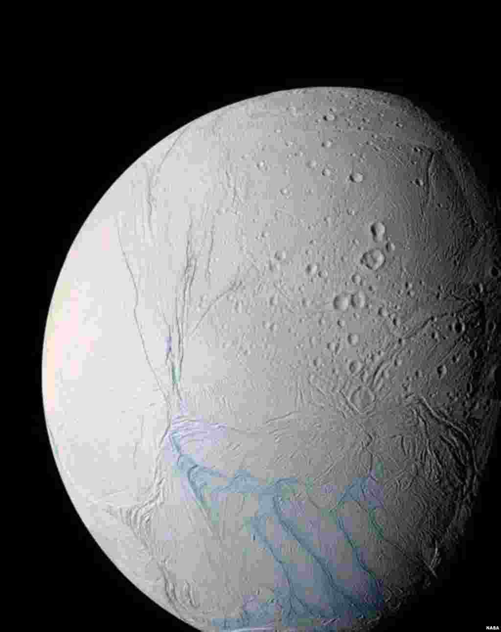Enceladus, salah satu bulan Saturnus yang terlihat dari pesawat luar angkasa milik NASA, Cassini.
