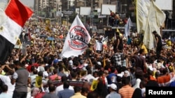 被罷免的埃及總統穆爾西的數千名支持者在開羅舉行遊行集會