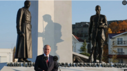 Путин перед «памятником примирения»