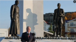 4일 러시아 '국민통합의 날'을 맞아 크림반도 세바스토폴을 방문한 블라디미르 푸틴 대통령이 러시아 내전 기간(1917년∼1922년)의 희생자들을 기리는 구조물 앞에서 연설하고 있다.