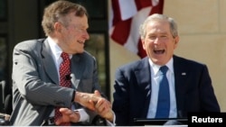 George Bush padre ya está retirado de la política y Bush hijo dice no querer opinar en esta elección.