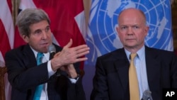 El ministro de Exteriores británico, William Hague, escucha al secretario de Estado de EE.UU., John Kerry, en Washington.