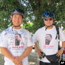 楊夢筆(左)和李東澄騎自行車跨越美國