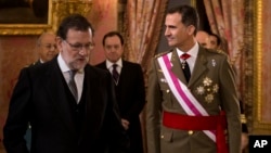 El rey Felipe VI de España (derecha) disolvió el Parlamento y convocó a nuevas elecciones para sustituir a Mariano Rajoy (izquierda) en la presidencia del Gobierno.