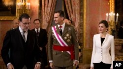 Le roi Felipe VI d'Espagne, au centre, et son épouse, la reine Letizia, à droite, en train de quitter la salle avec le Premier ministre Mariano Rajoy, à gauche, lors de la cérémonie annuelle Pascua Militar Epiphanie au Palais Royal à Madrid, Espagne, 6 janvier 2016 . 