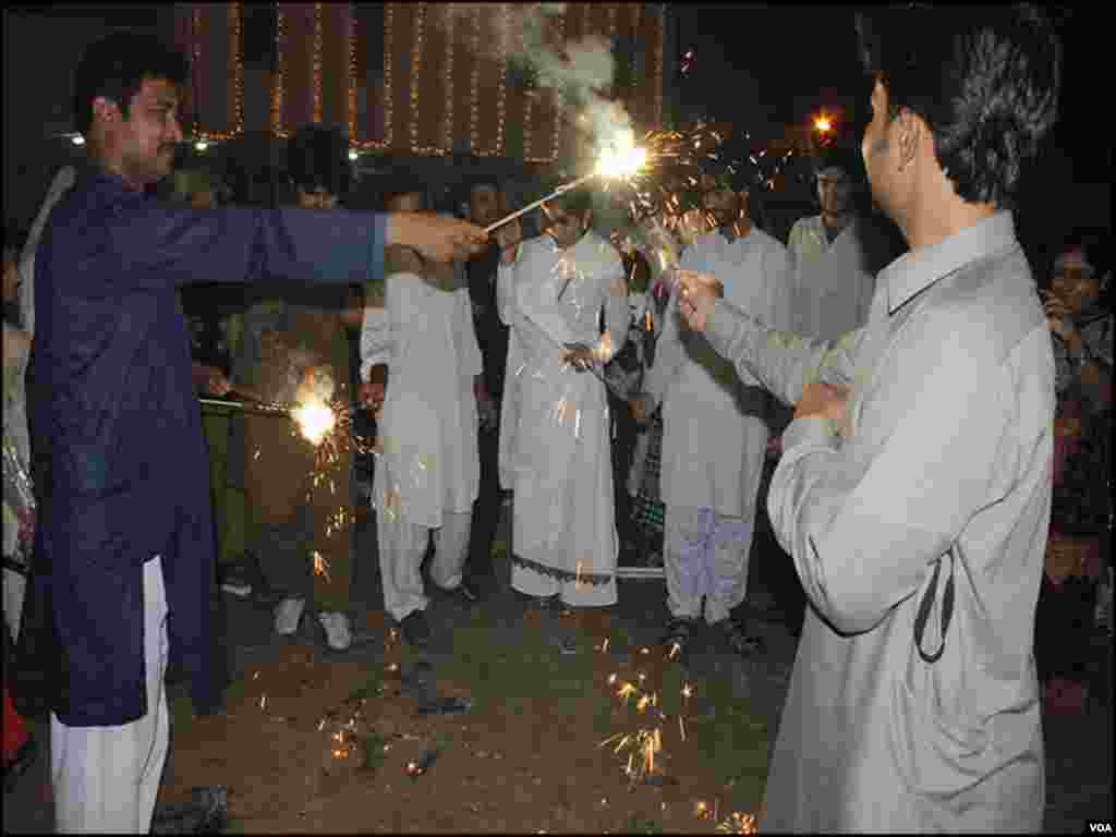 دیوالی کے تہوار پر شام سے لے کر رات گئے تک آتش بازی کی جاتی ہے 