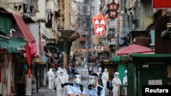 香港九龍佐敦抗疫封鎖區內的警察和穿著防護服的醫護人員。（2021年1月23日）