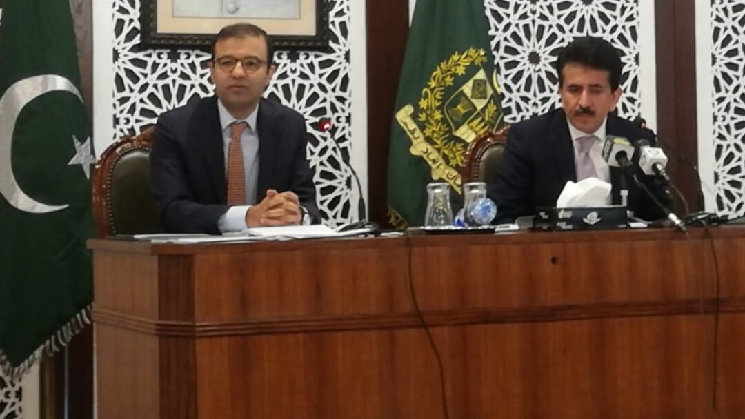 ڈائریکٹر جنرل وزارتِ خارجہ زاہد حفیظ اور ایدیشنل اٹارنی جنرل احمد عرفان نیوز کانفرنس کر رہے ہیں۔