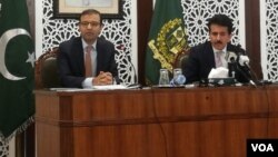 ڈائریکٹر جنرل وزارتِ خارجہ زاہد حفیظ اور ایدیشنل اٹارنی جنرل احمد عرفان نیوز کانفرنس کر رہے ہیں۔