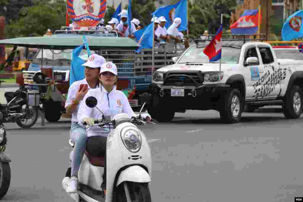 គណបក្សប្រជាជនកម្ពុជាដែលកំពុងដឹកនាំរដ្ឋាភិបាល​ នៅព្រឹកថ្ងៃសៅរ៍នេះ បានចាប់ផ្តើមយុទ្ធនាការឃោសនាបោះឆ្នោតដែលធំជាងគណបក្សនយោបាយផ្សេងៗ នៅរាជធានីភ្នំពេញ ថ្ងៃសៅរ៍ ទី២៩⁣ ខែកក្កដា ឆ្នាំ២០១៨។ (ស៊ុន ណារិន/VOA)