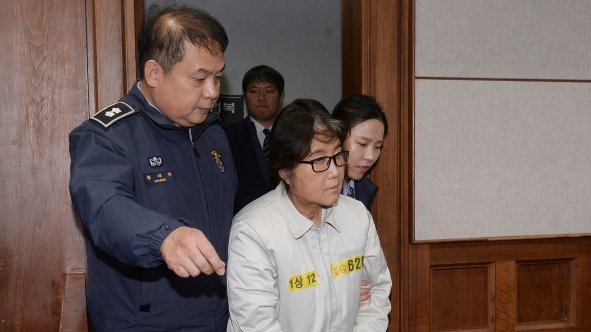 朴槿惠总统密友出庭应讯