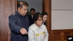 Bà Choi Soon-sil, giữa, xuất hiện trong một phiên tòa ở Tòa án Trung tâm Seoul, Hàn Quốc, 19/12/2016.