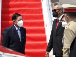 Pemimpin junta Myanmar Jenderal Min Aung Hlaing (kiri) memberi isyarat saat penyambutan kedatangannya menjelang KTT ASEAN, di Bandara Internasional Soekarno Hatta di Tangerang, Banten, 24 April 2021. (Foto: Reuters)