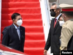 Pemimpin junta Myanmar Jenderal Min Aung Hlaing (kiri) memberi isyarat saat penyambutan kedatangannya menjelang KTT ASEAN, di Bandara Internasional Soekarno Hatta di Tangerang, Banten, 24 April 2021. (Foto: Reuters)