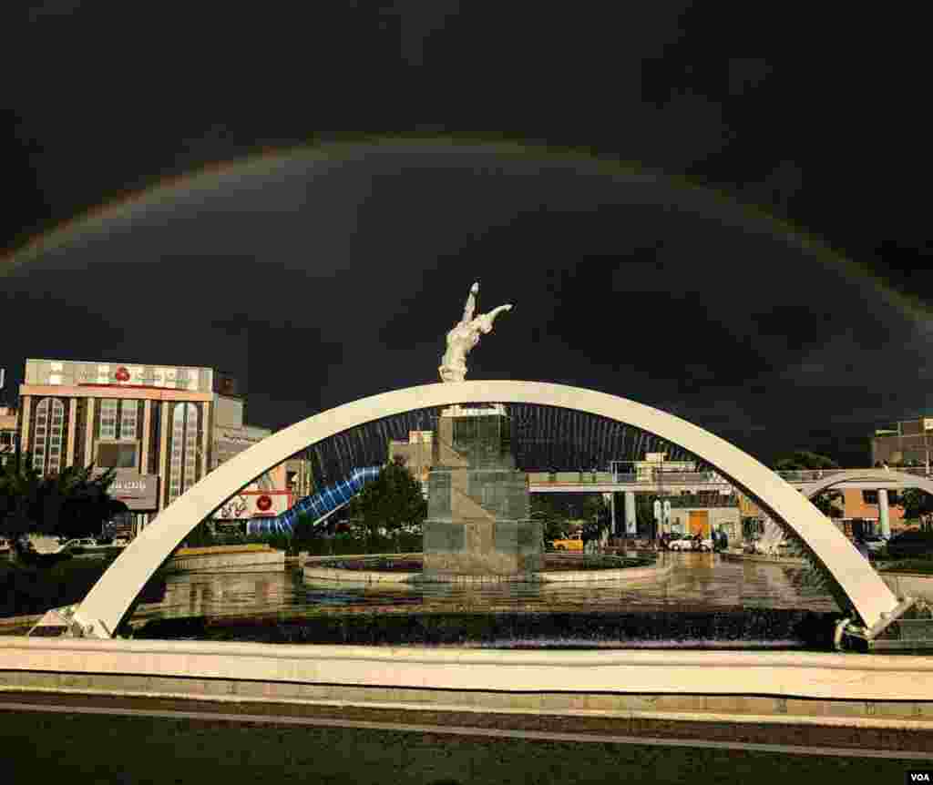 نمایی از رنگین کمان در آسمان میدان آزادی سنندج عکس: ارسلان هدایتی (ارسالی شما) 