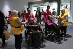 Para petugas kesehatan memindai suhu tubuh penumpang setibanya di Bandara Internasional Soekarno-Hatta di Tangerang, 22 Januari 2020. (AP)