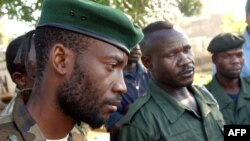 Floribert Kisembo (à g.), chef de cabinet de l'UPC, et Mathieu Ngudjolo du Front de résistance patriotique de l'Ituri (FRPI) à Bunia, en RDC, le 18 mai 2003. (Marco Longari / AFP)