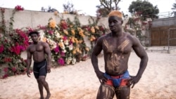 Les lutteurs sénégalais se préparent à débuter leur programme d'entraînement à Petit Mbao le 29 mars 2021.