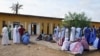 Les gens attendent de voter devant un bureau de vote à Nouakchott pour les élections législatives, régionales et locales, le 1er septembre 2018.