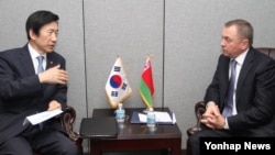 제71차 유엔 총회 참석차 뉴욕을 방문 중인 윤병세 한국 외교부 장관(왼쪽)이 19일 블라디미르 마케이 벨라루스 외교장관과 회담하고 있다.